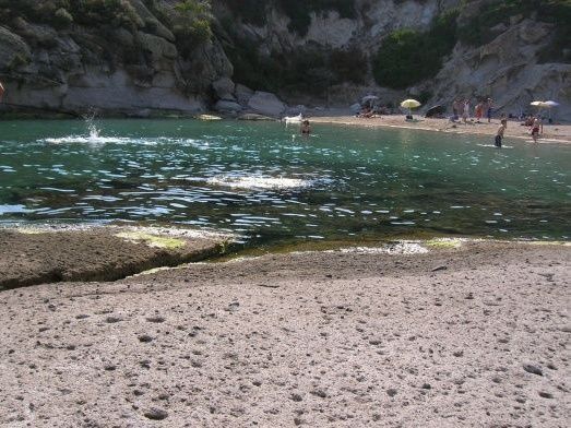 Sur le côté gauche lorsque l'on regarde la mer