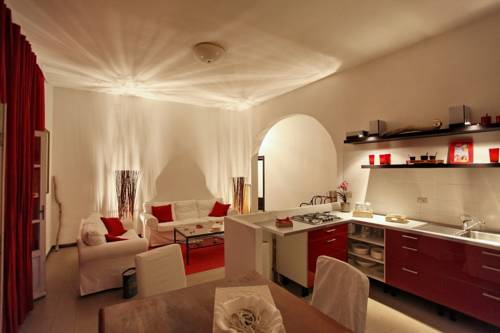 Maison bianca rossa viola